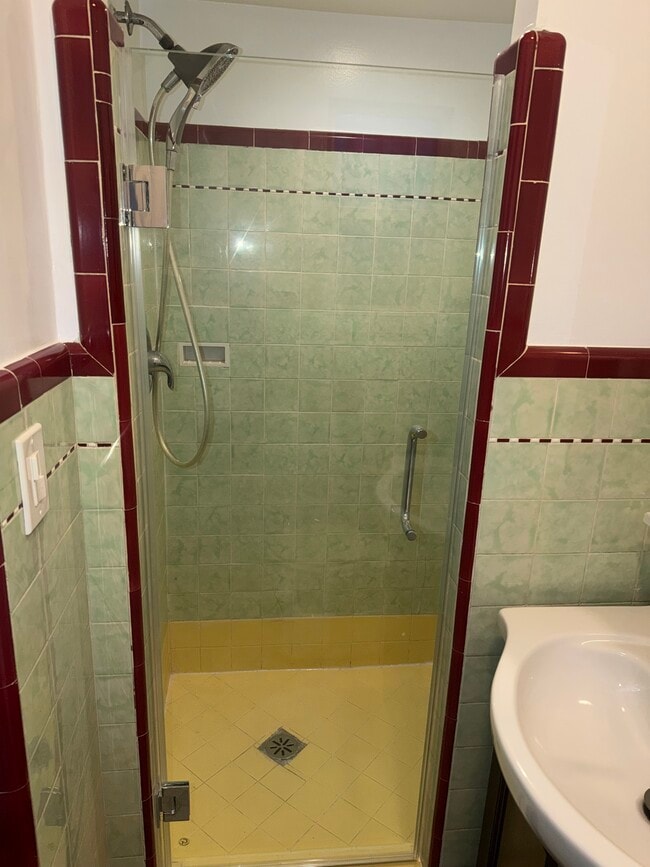 Building Photo - 1267 S Dunsmuir Ave