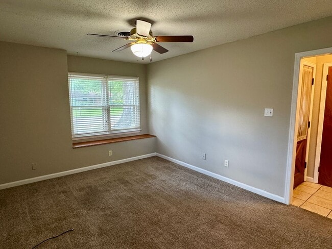 Building Photo - Check Out This 3 Bedroom / 2 Bathroom BRIC...