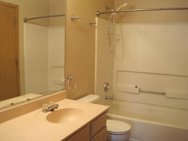 Building Photo - 2506 Oak Tree Ln