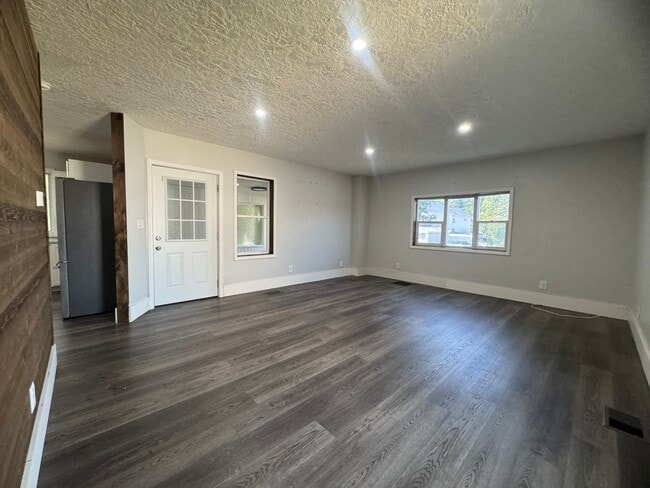 Building Photo - Spacious 3-4 Bedroom, 2 Bath Home for Rent...