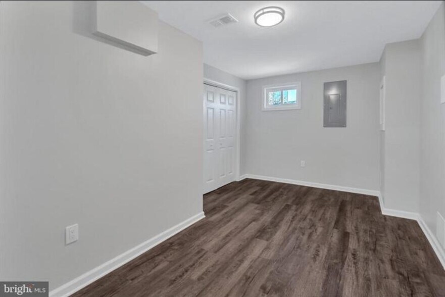 Building Photo - 1049 Marton St