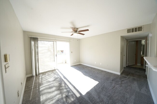 Building Photo - 5710 E Tropicana Ave