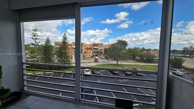 Building Photo - 3000 Sunrise Lakes Dr W