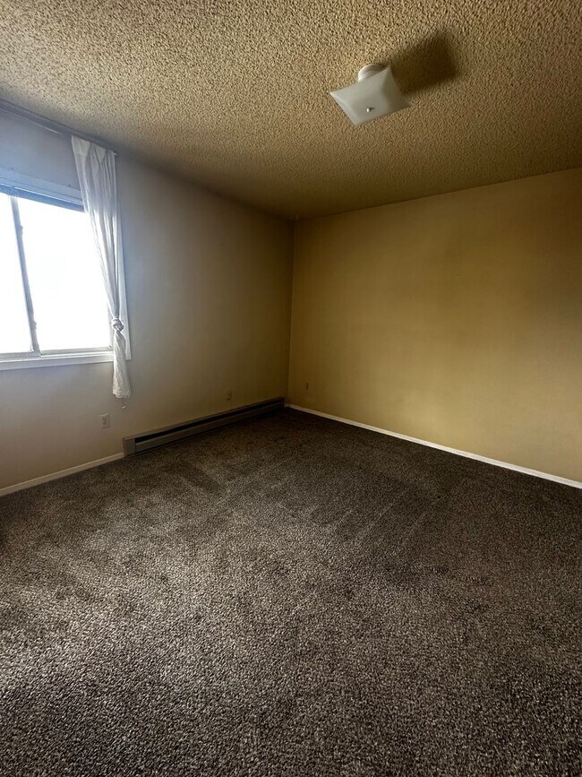 Building Photo - 4 Bedroom Condo near campus