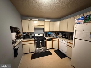 Building Photo - 5 Chamberlin Ct