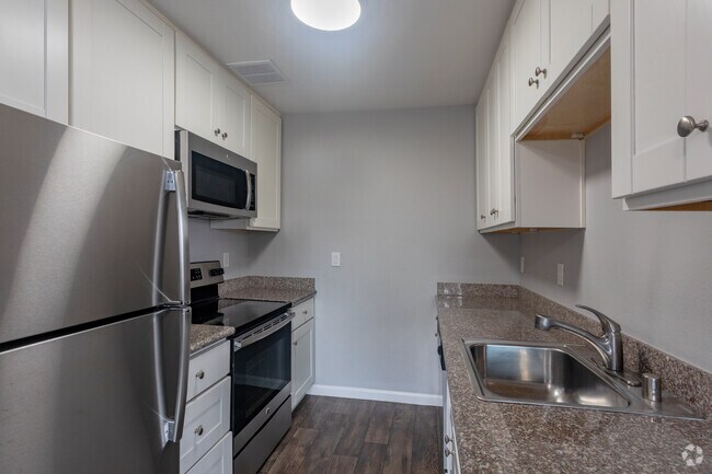 1BR,1BA - 800SF - 720 North Apartments