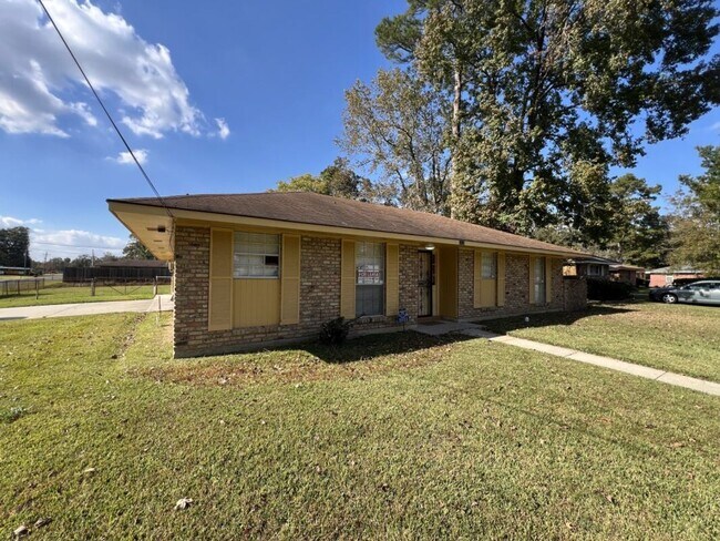 Building Photo - 8823 Cefalu Dr