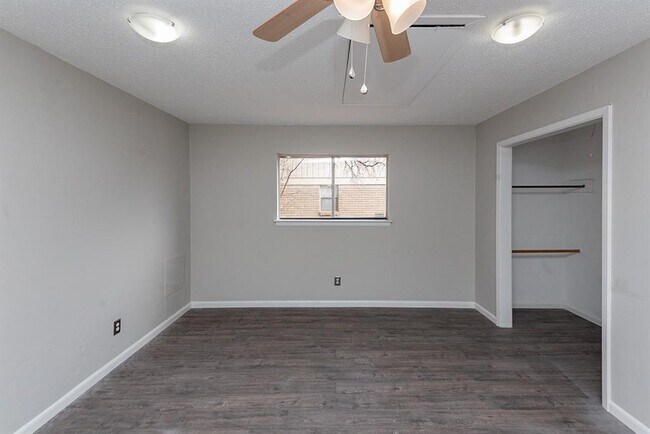 Building Photo - 228 Plainview Dr