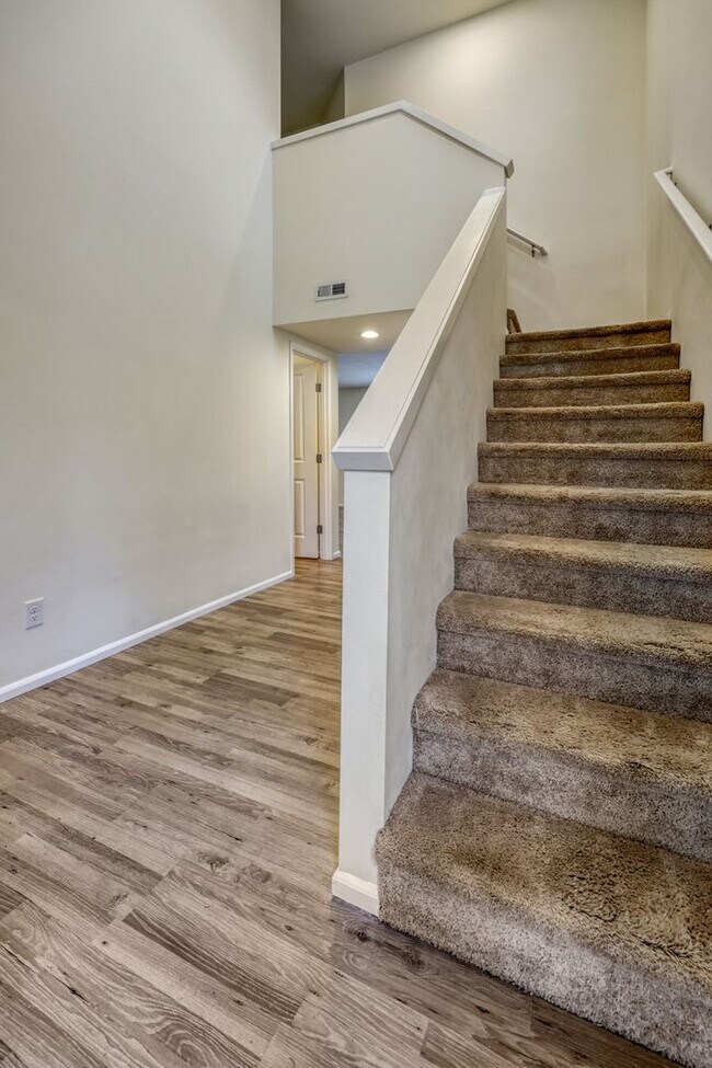 Building Photo - 4 bed plus den - easy I-5 access and JBLM commute. N Thurston School District