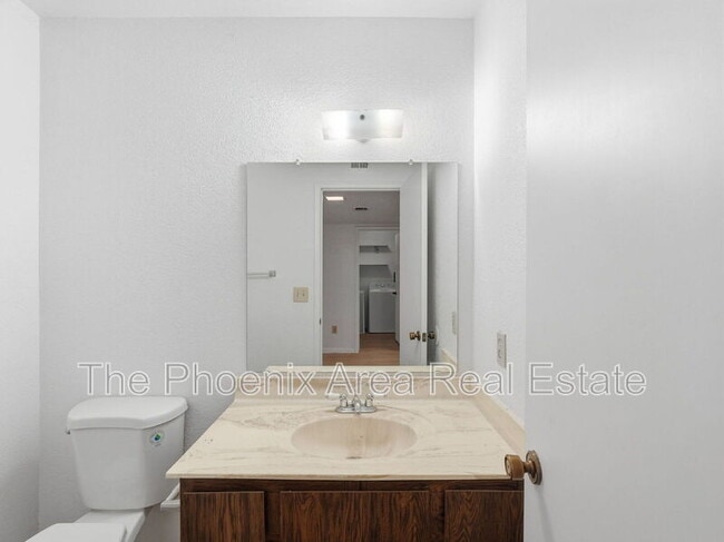 Building Photo - 2232 W Lindner Ave