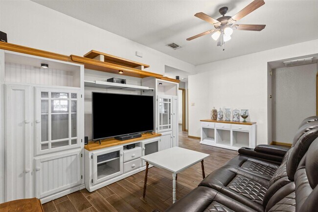 Building Photo - Welcome to this inviting 3-bedroom, 2-bath...