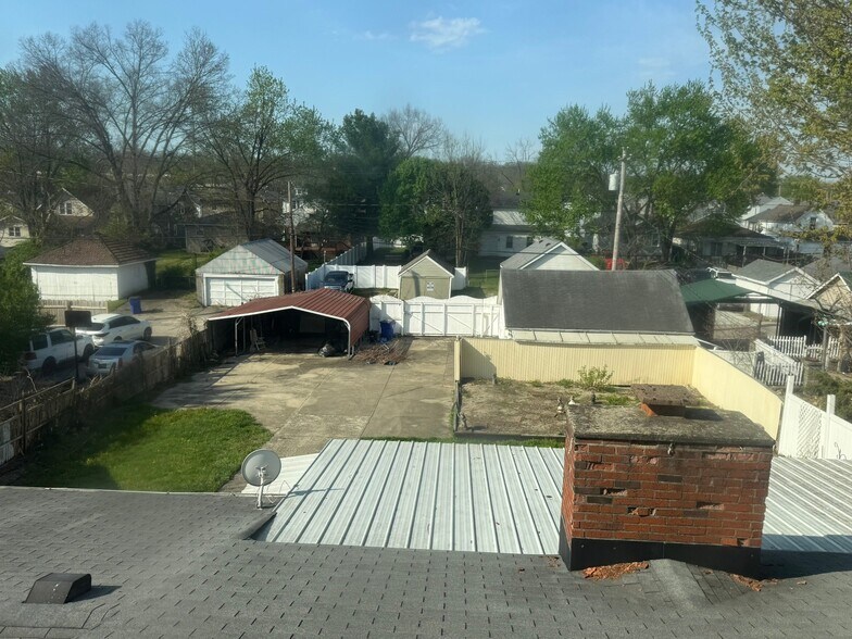 Building Photo - 907 Main St