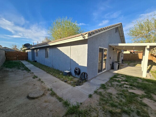 Building Photo - 2835 La Vida Dr