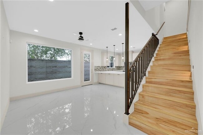 Building Photo - 15 Canary Ave