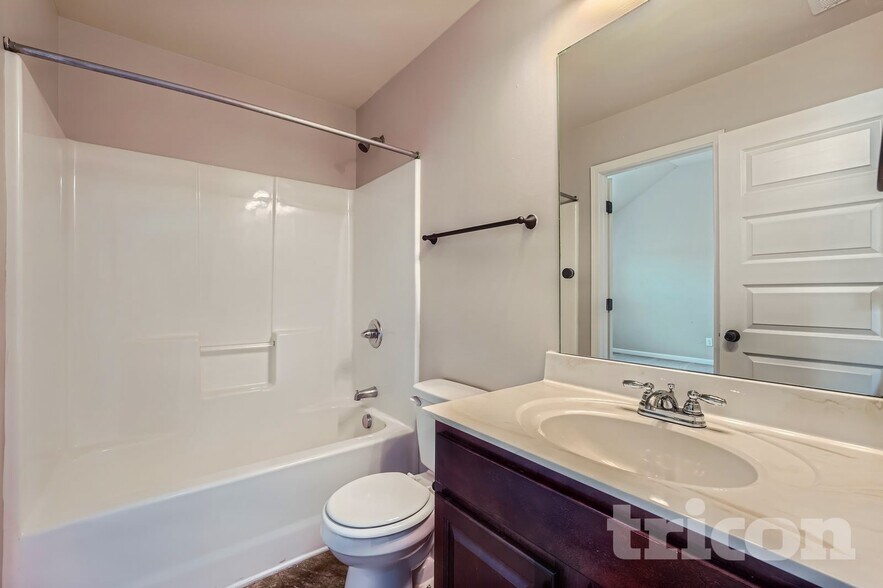 Building Photo - 744 Effendi Pl