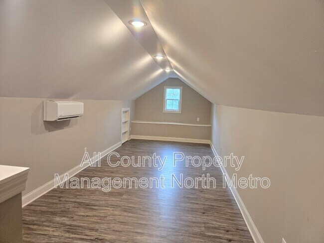 Building Photo - 545 Lakeview Dr
