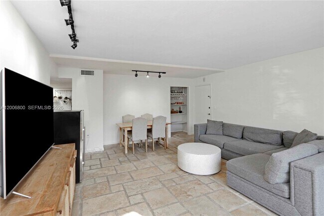 Building Photo - 9394 SW 77th Ave