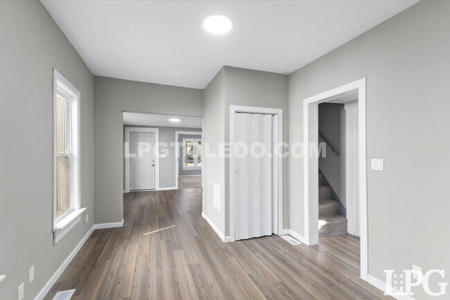 Building Photo - 1204 Navarre Ave