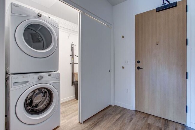 Building Photo - Luxury One Bedroom! Near Salt and Straw an...