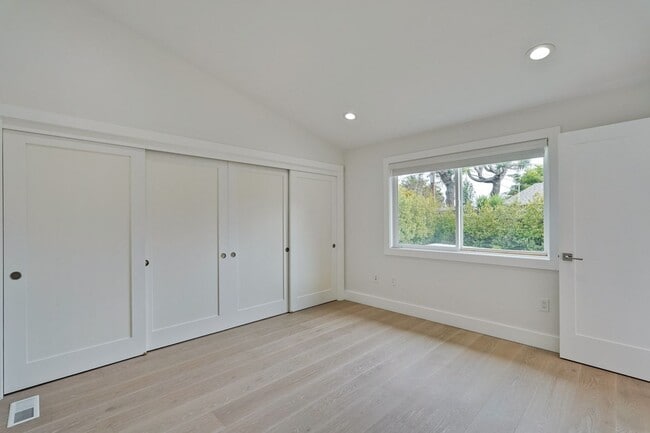 Building Photo - Gorgeous 4 Bed 3 Bath House on a Corner Lot!