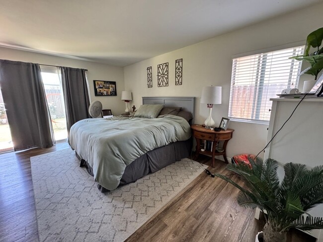 Building Photo - Beautifully Updated 4 Bedroom, 3 Bath Sing...