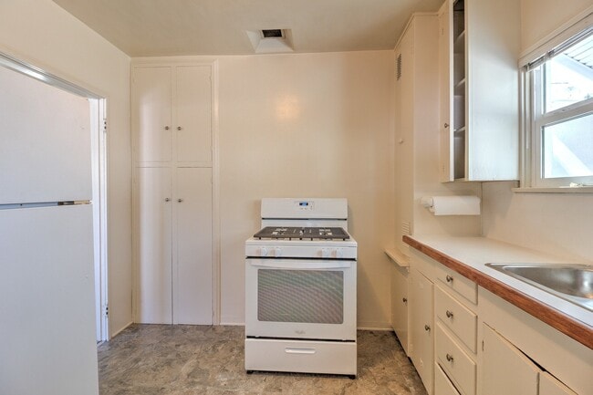 Building Photo - PRICE REDUCTION & MOVE IN SPECIAL! 1320 1/2 E. Colton Ave. Cozy 1 bedroom, 1 bathroom Redlands Co...