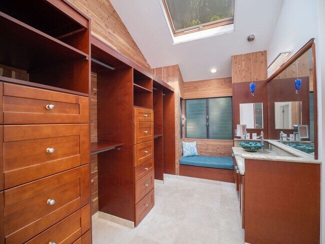 Building Photo - Beautiful Furnished, 2 Bed, 3 Bath, Gated ...