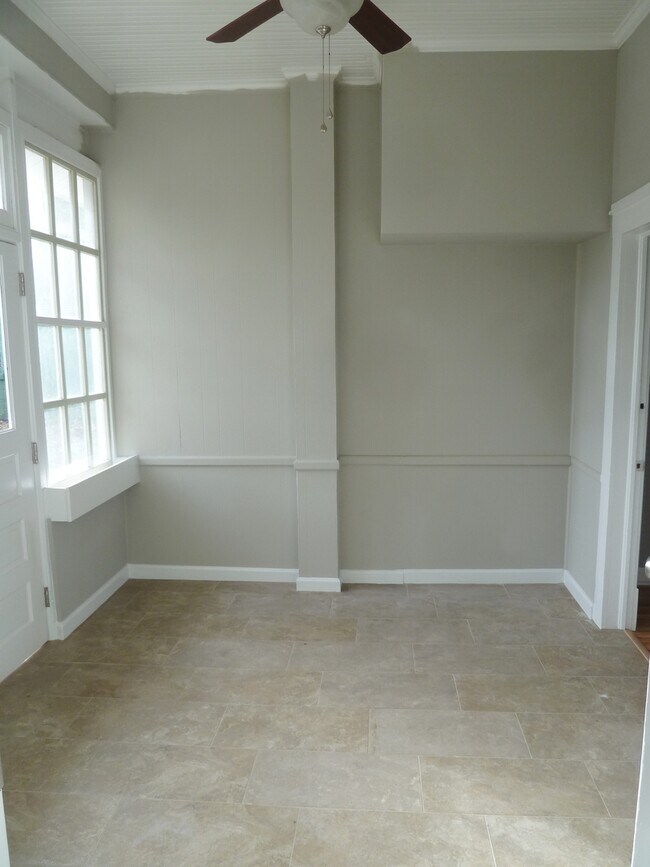 Building Photo - Stunning, renovated 7br home in the heart of Carrboro! Walk to downtown w/ ease, walk or bike to ...