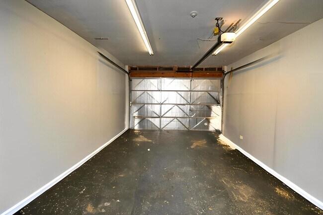 Building Photo - Spacious cozy home  |  Great location  |  2 bedroom  |  1 bath  |  1 car garage