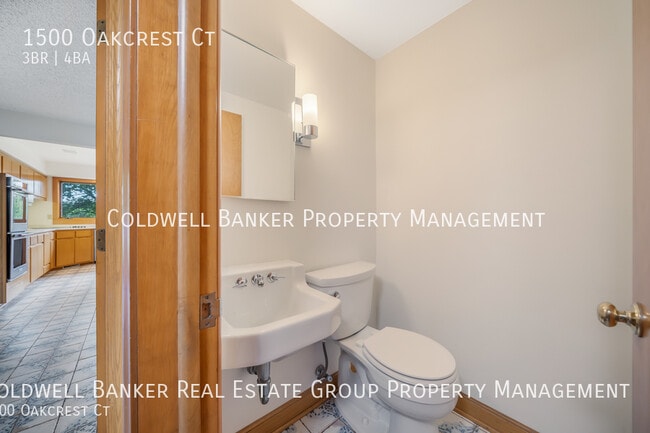 Building Photo - 1500 Oakcrest Ct