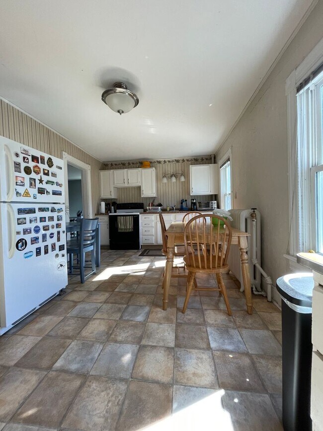 Building Photo - 3 Bedroom Apartment in Great Location.