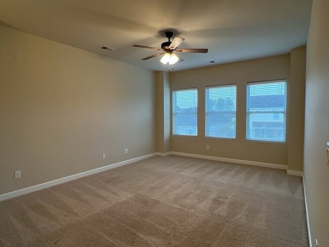 Building Photo - 579 Crossland Dr