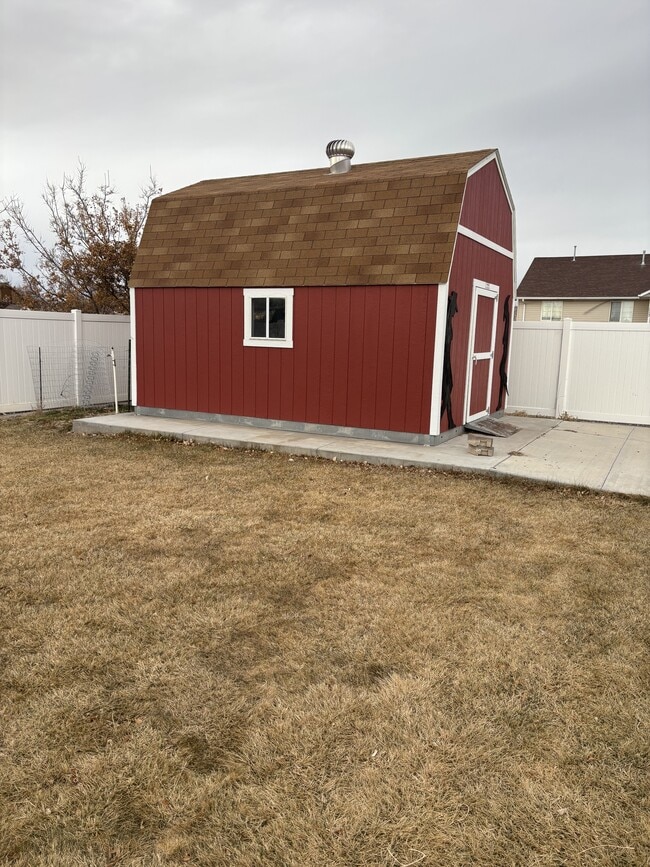 Building Photo - 85 330 E