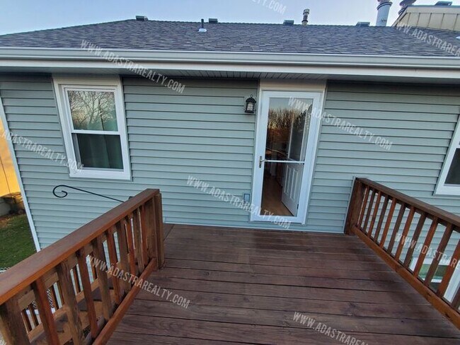 Building Photo - Beautiful Hard to Find Duplex in Olathe No...