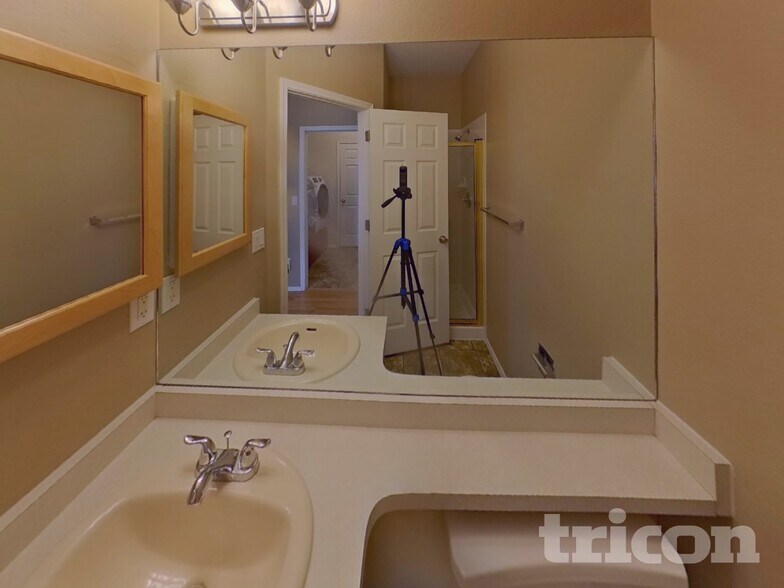 Building Photo - 6015 Fescue Dr