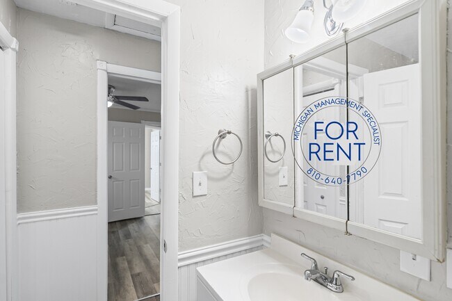 Building Photo - 2429 Lincoln Manor Dr