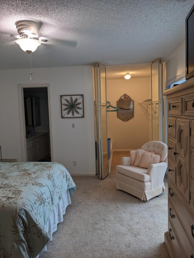 Building Photo - 6003 SE Riverboat Dr