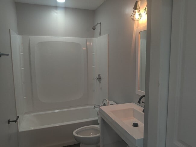 Building Photo - Updated 2 bed/2bth in Madison TN
