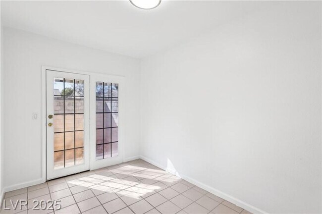 Building Photo - SPACIOUS 3BEDROOM SINGLE STORY TOWNHOME IN...