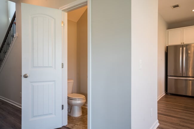 Building Photo - 647 Red Oak Ln