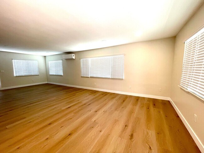 Building Photo - Beautiful 3br, 2b Duplex