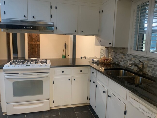 Building Photo - REMODELED SPACIOUS SOUTH BOSSIER HOME.