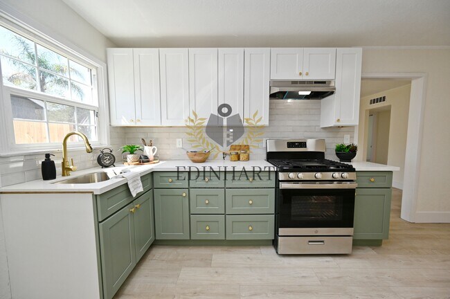 Building Photo - 1584 N Carruth Ave