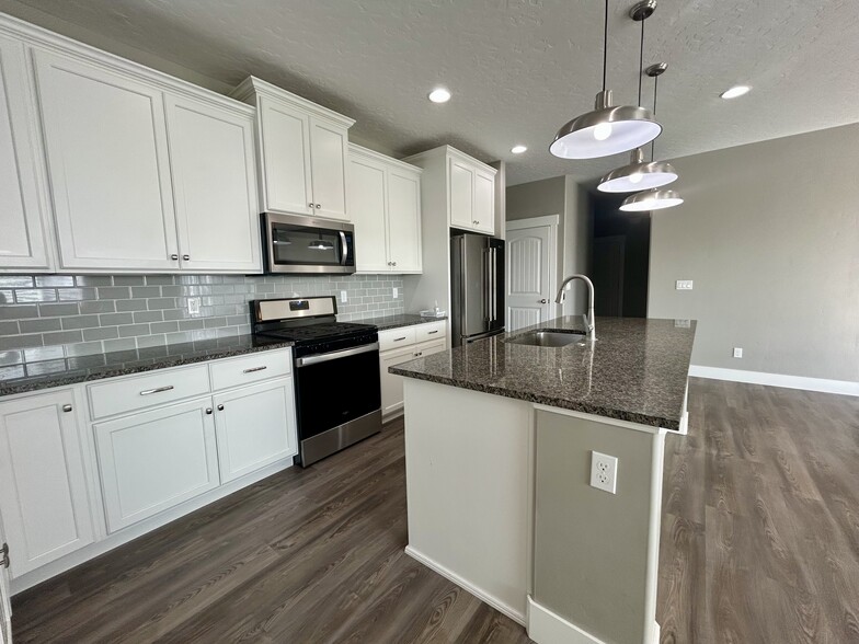 Building Photo - 2100 N Thorndale Ave