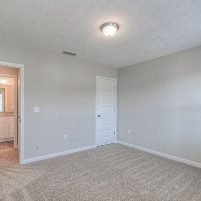 Building Photo - Upgraded, Luxury Townhouse