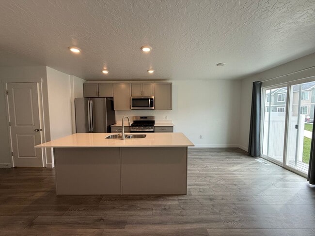 Building Photo - Beautifully Updated 4-Bedroom Townhome in ...