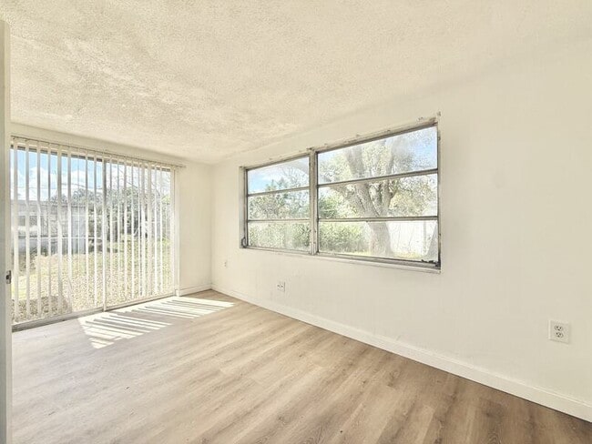 Building Photo - 12909 Kings Manor Ave