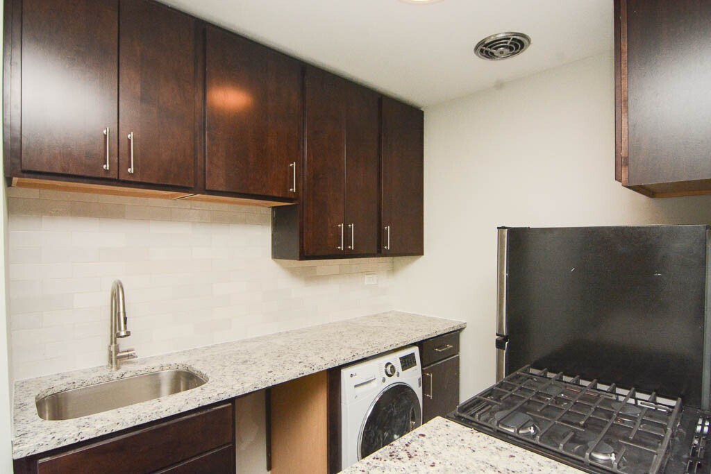 Building Photo - 450 W Barry Ave