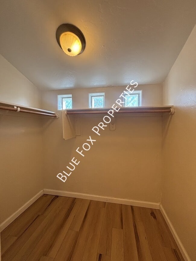 Building Photo - 322 N Hasman Dr