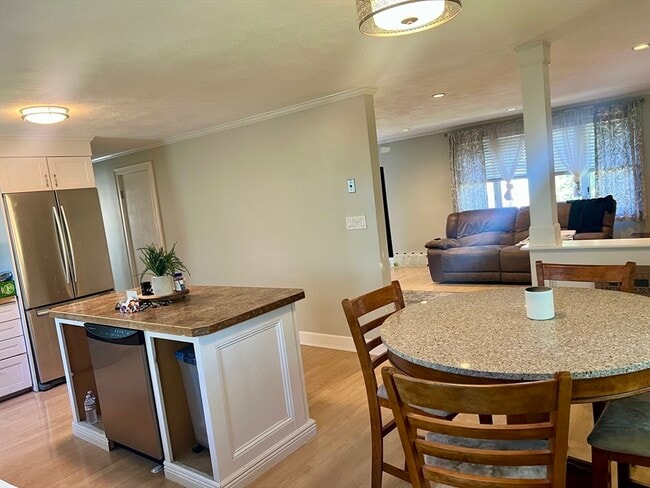 Building Photo - 24 Lily St